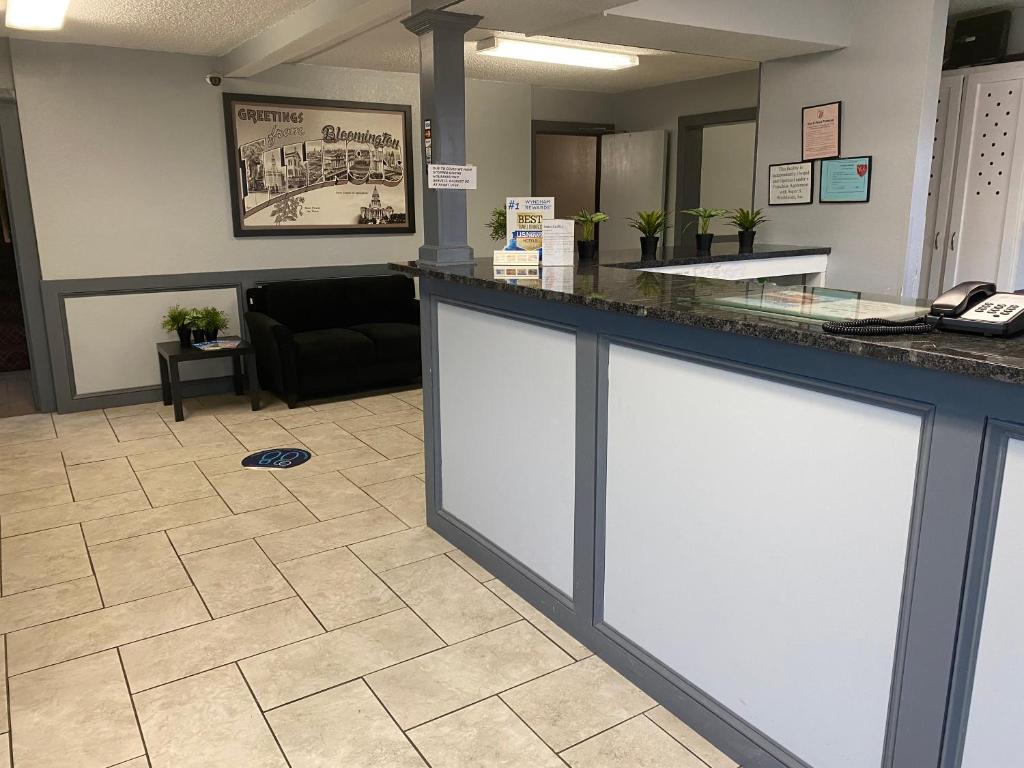 Super 8 By Wyndham Bloomington photo