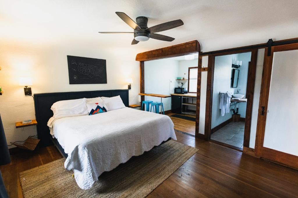 Left Coast Lodge - Pet Friendly — Hotel in Sisters (OR)