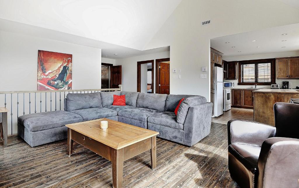 Chalet 31 Chemin Blanc by Les Chalets Alpins, Stoneham