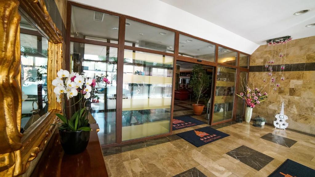 Hotel Saturn photo