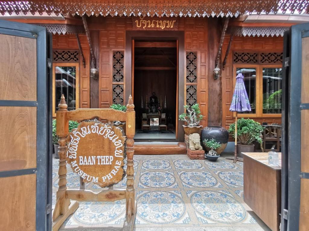 Entrance, Baanthep Antique Homestay in Phrae