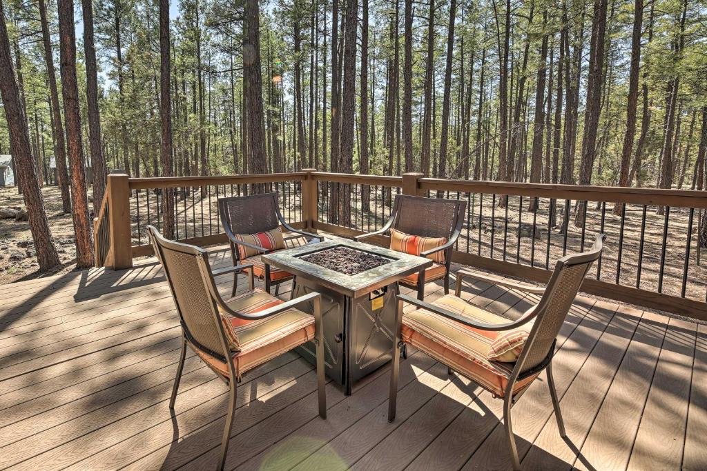 Deck and Fire Pit Family-Friendly Lakeside Retreat 전경