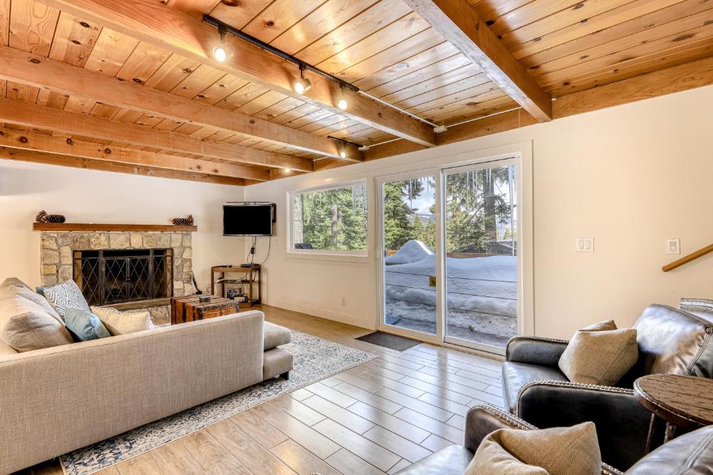 Flicker Retreat, Homewood