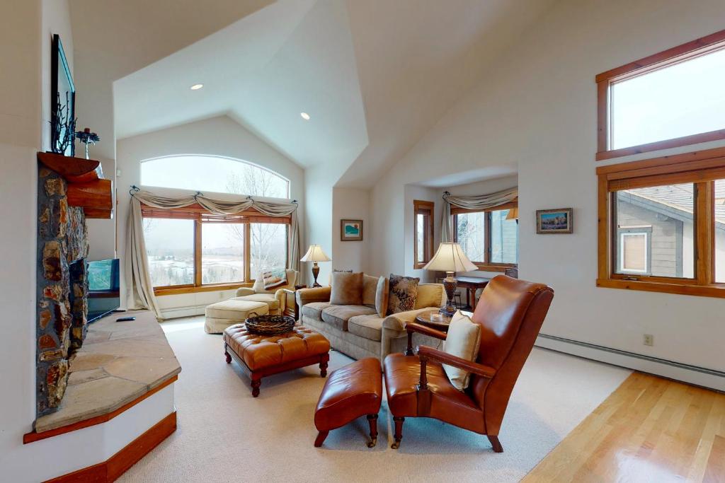 Essence at Arrowhead, Edwards