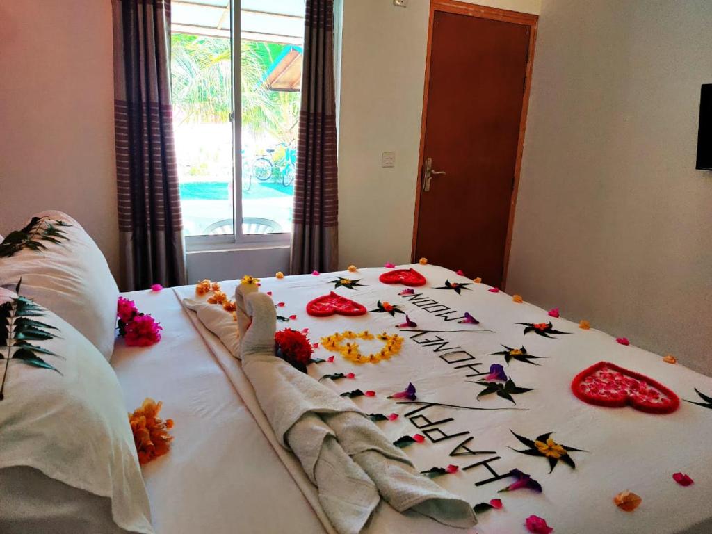 Relax villa тодду. White sand lodge мальдивы. Thoddoo beach. Dhiffushi white sand beach. White sand dhigurah мальдивы.