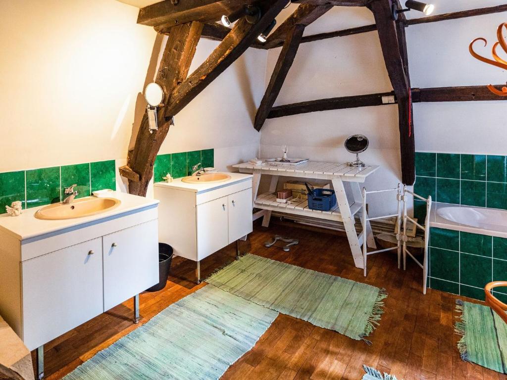 Historic Castle in Le Veurdre with Swimming Pool, Billiards バスルーム（客室）