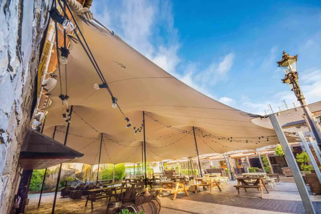 Court Yard Hotel, hotel in Leixlip