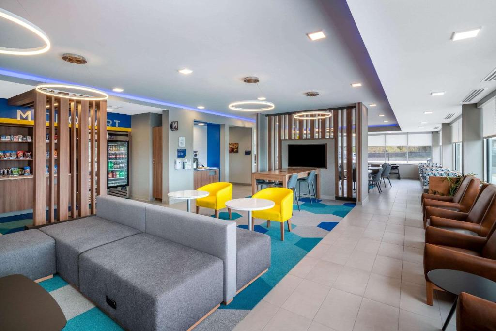 Microtel Inn & Suites by Wyndham Hot Springs フロント・ロビー