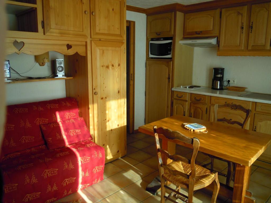 A4 km de Megève très joli studio avec jacuzzi ,vue sur les montagnes au calme - 1