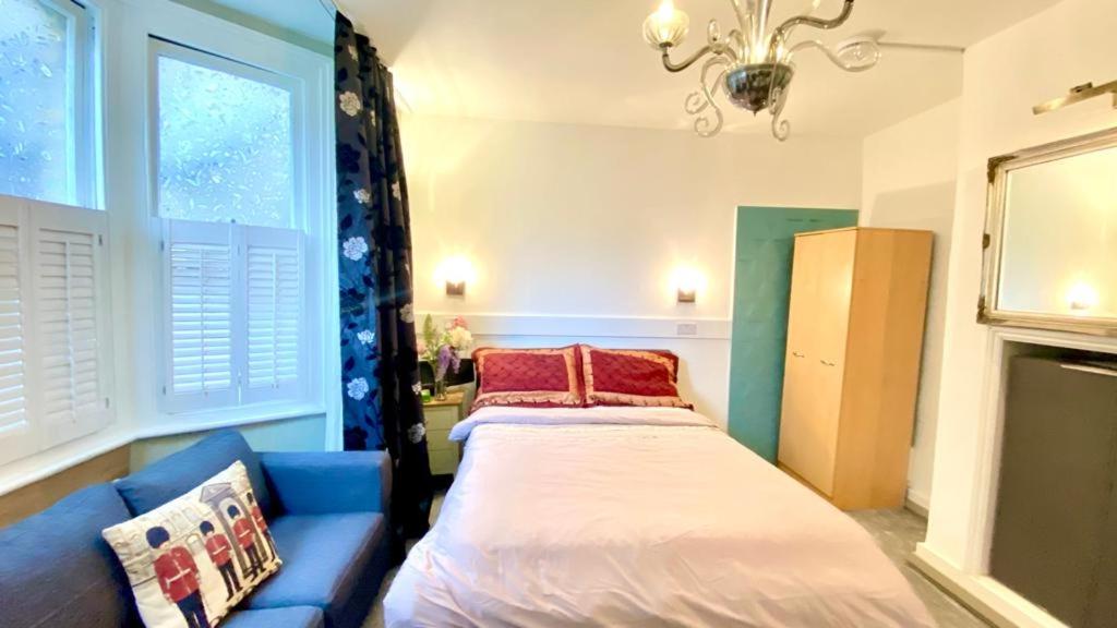 Modern and cosy studio flat photo