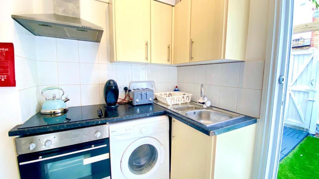 Modern and cosy studio flat photo