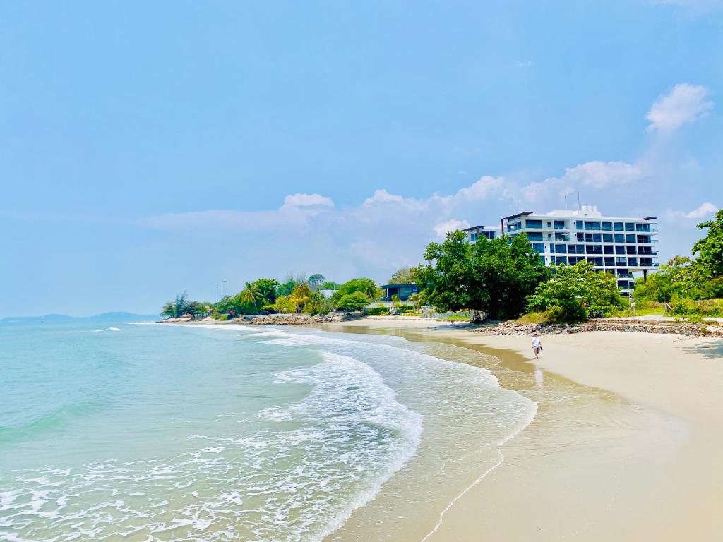 Escape Condominiums Beachfront Suites - Mae Phim photo