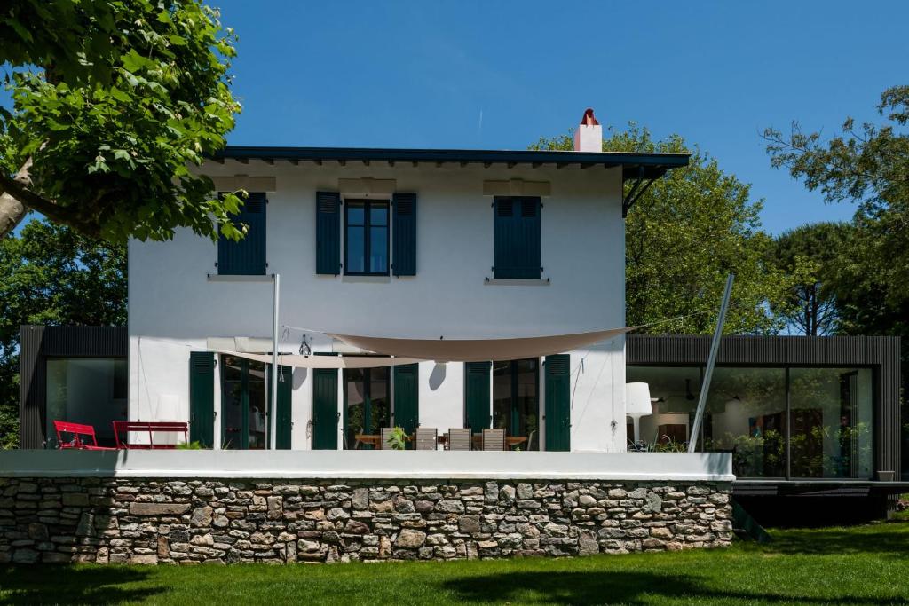 JOY Architect's villa with heated swimming pool and garden in Biarritz - 4