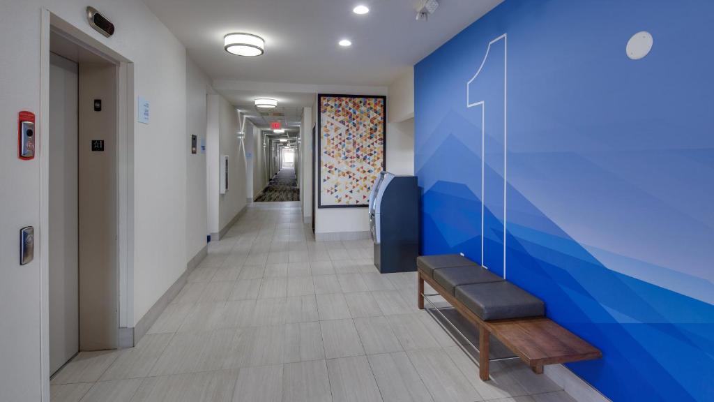 ホリデイ イン エクスプレス ＆ スイーツ デトロイト ファーミントン ヒルズ バイ IHG (Holiday Inn Express & Suites Detroit - Farmington Hills By IHG) フロント・ロビー