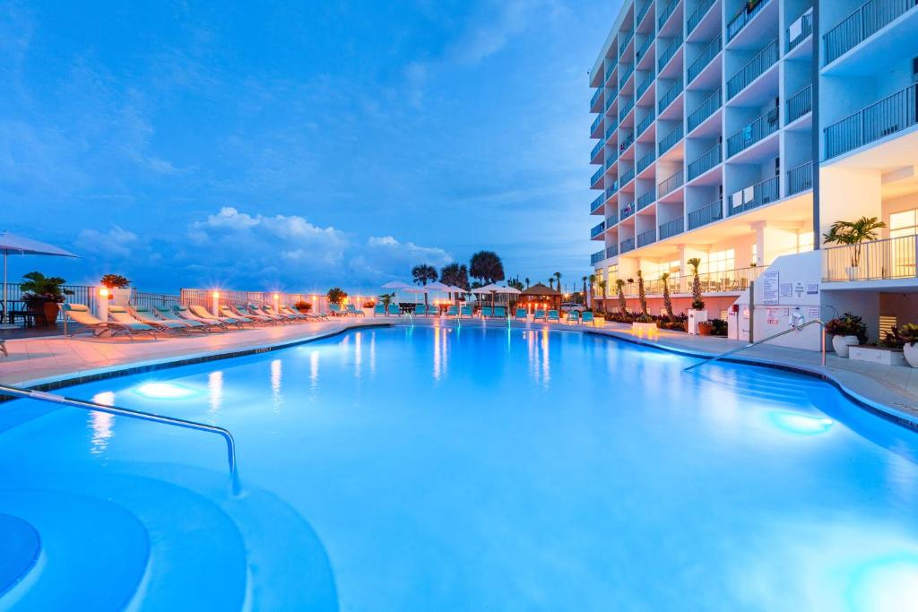Holiday Inn Express & Suites Panama City Beach - Beachfront By IHG スイミングプール