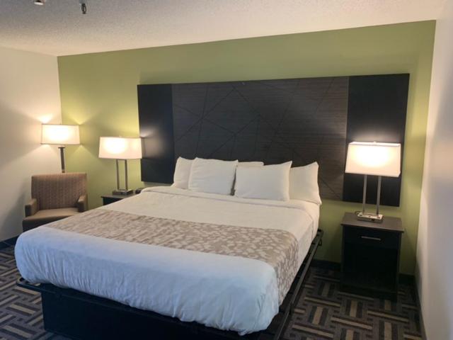 1 King Bed, Non-Smoking