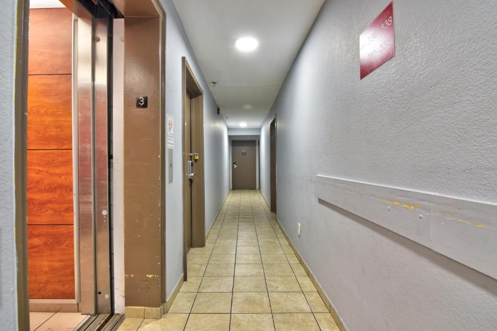 Econo Lodge Inn and Suites I-64 and US 13 photo