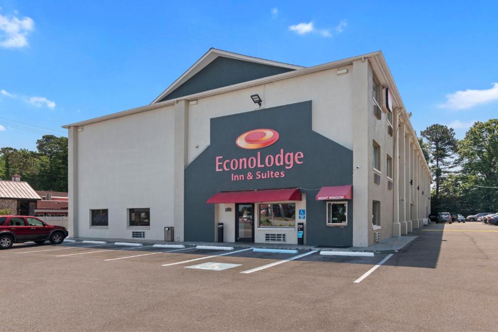 Econo Lodge Inn and Suites I-64 and US 13 photo