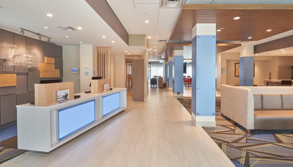 Holiday Inn Express Doral Miami photo