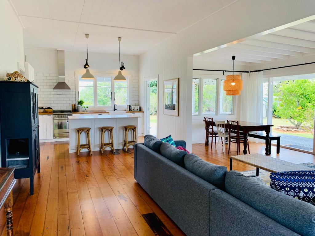 Meryta - Your Sanctuary In Town, Burnt Pine