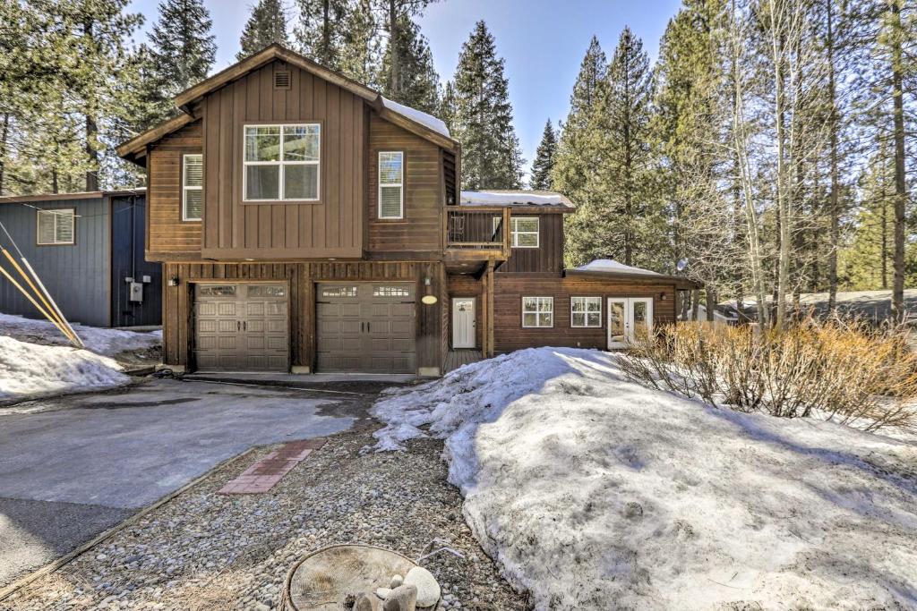Cozy Escape with Hot Tub - 6 Miles to Lake Tahoe!