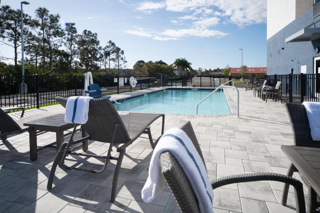 Holiday Inn Express and Suites Fort Myers Airport photo