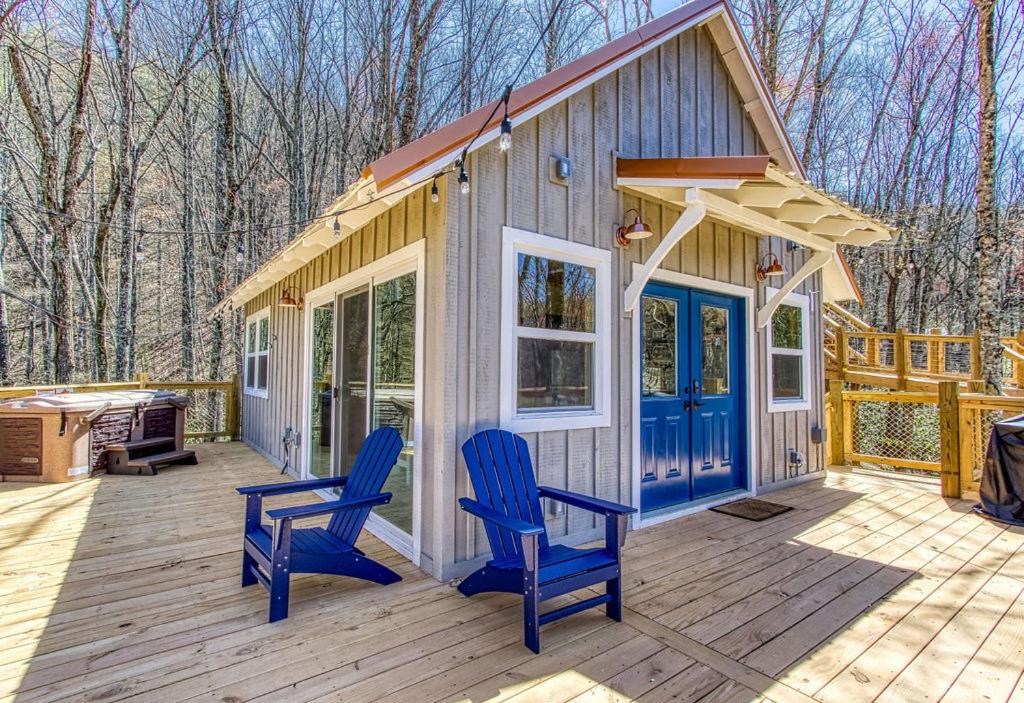 Chasing Fireflies Treehouse, Hot Tub, WIFI, As seen on Barnwood Builders!!!, Sevierville