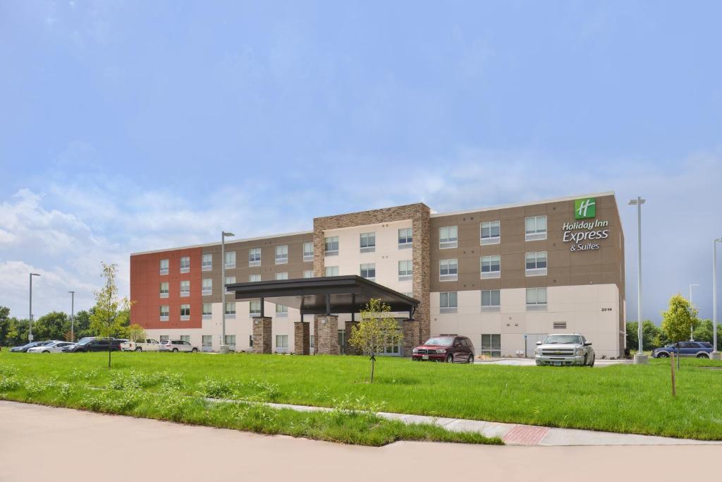 Holiday Inn Express & Suites Omaha Airport photo
