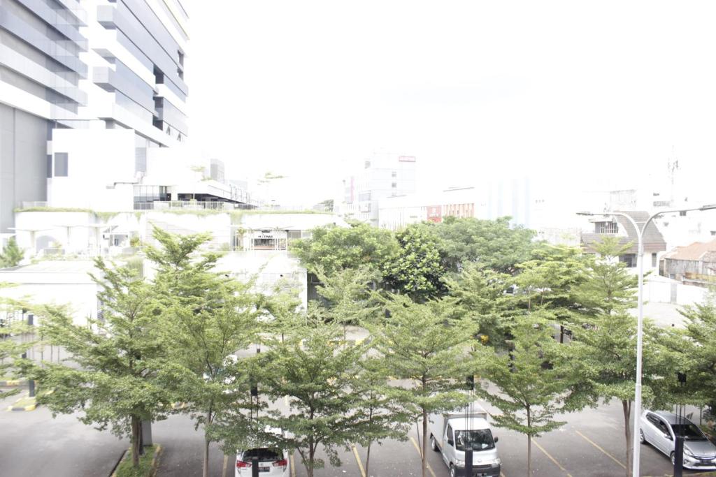 Zest Studio Semi Apartment at The Lodge Paskal near BINUS University By Travelio