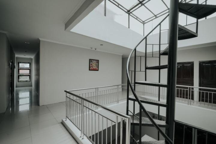 DPARAGON MT HARYONO photo