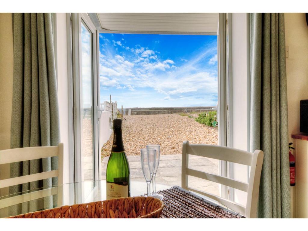 Pass the Keys Shore to Please - Sea views and beach front modern 1bed apt with sofabed