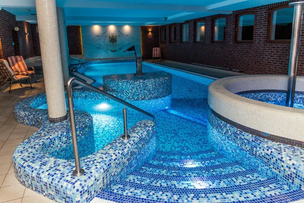 Palac Mortegi Hotel & SPA- Restauracja Szlachecka, SPA, Basen, Sauny, Jazda Konna, Mini Zoo- Luksus, Relaks i Przyroda w jednym!，位于Lubawa的酒店