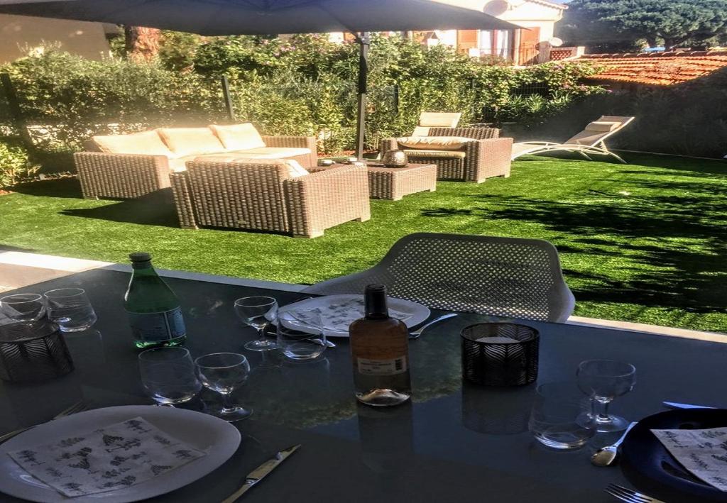 Moderne T2 avec garage ,très calme avec jardin privé et piscine, à 400m du centre ville et des plages, WIFI remise supplémentaire de 10 pourcent pour une location à la semaine - 3