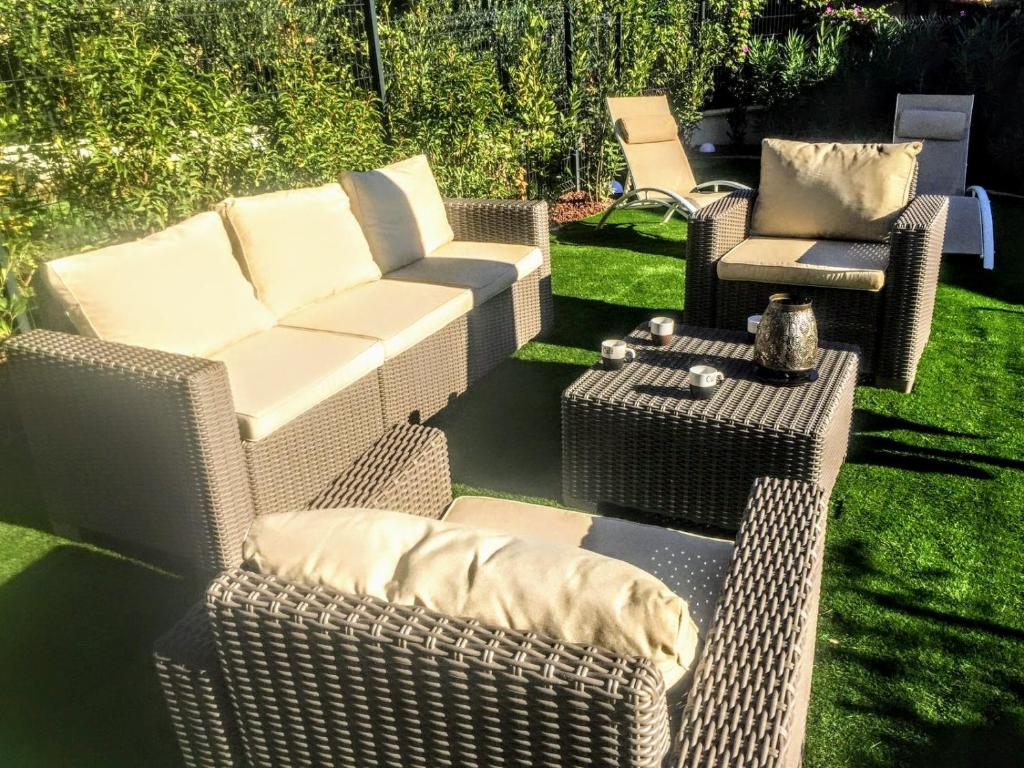 Moderne T2 avec garage ,très calme avec jardin privé et piscine, à 400m du centre ville et des plages, WIFI remise supplémentaire de 10 pourcent pour une location à la semaine - 2
