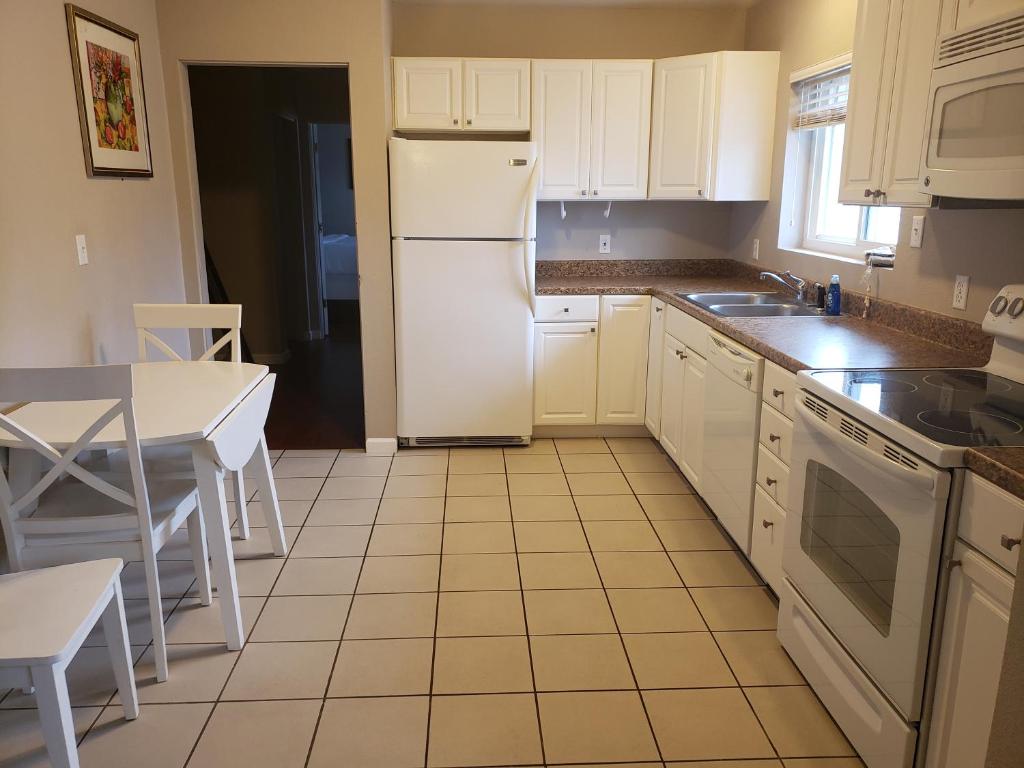 Travelodge By Wyndham Traverse City Mi  Photo 25