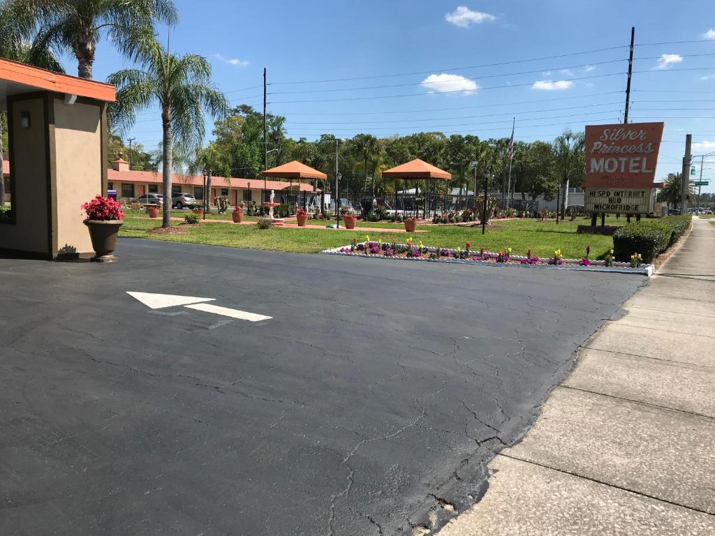 Silver Princess Motel photo