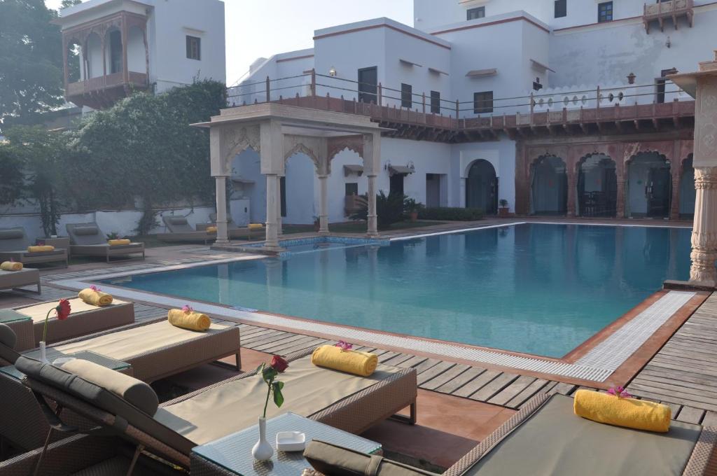 スイミングプール