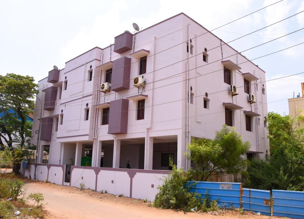 Aishwaryam Deshna Service Apartment Ambattur Chennai — Hotel in Chennai