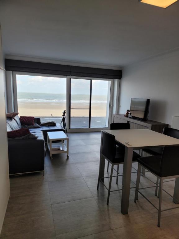 Studio 105 op zeedijk met frontaal zeezicht 1ste verdiep, Middelkerke