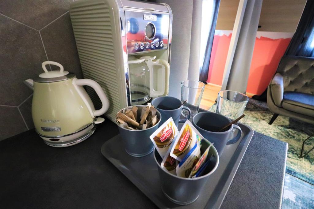 Room Emma,between bus and train station,Netflix,speed Wi-Fi photo