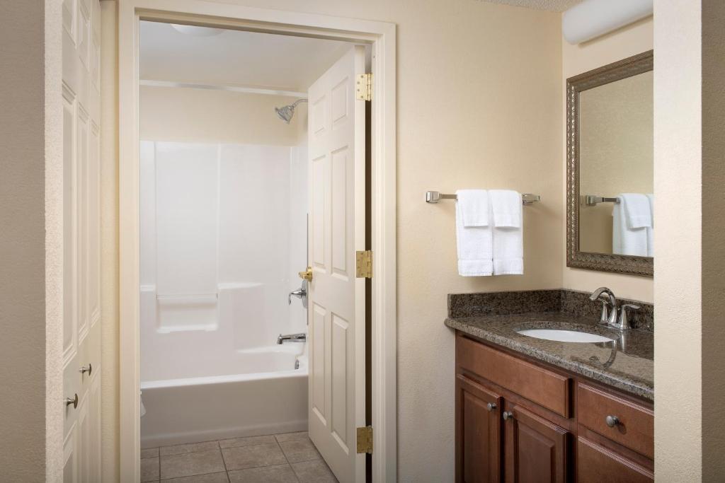 Staybridge Suites North Brunswick Photo 42
