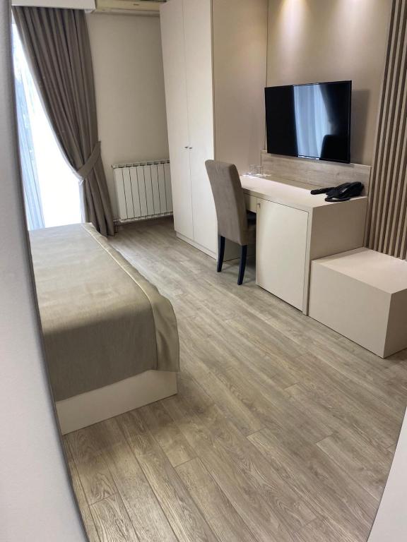 Hotel Holiday photo