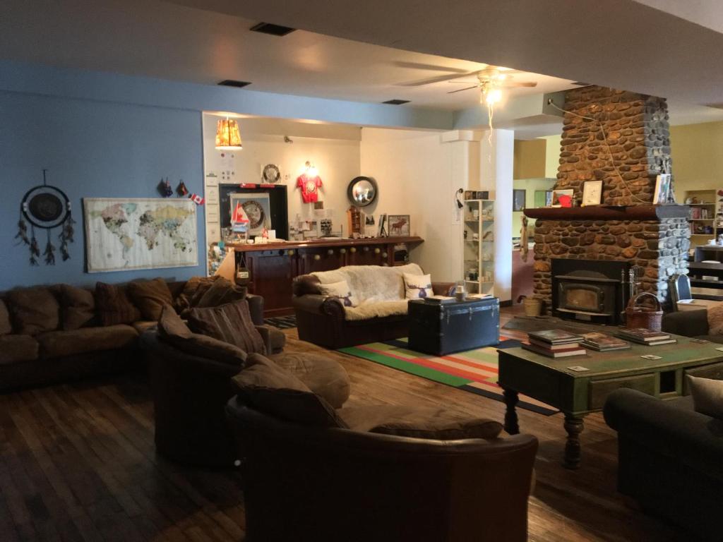 Shared lounge/TV area, Dreamcatcher Hostel in Golden (BC)