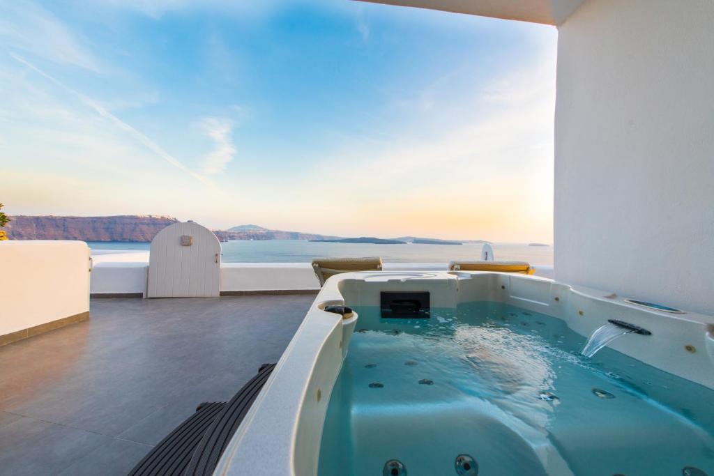Hot tub, Santorini Secret Suites and Spa in Santorini