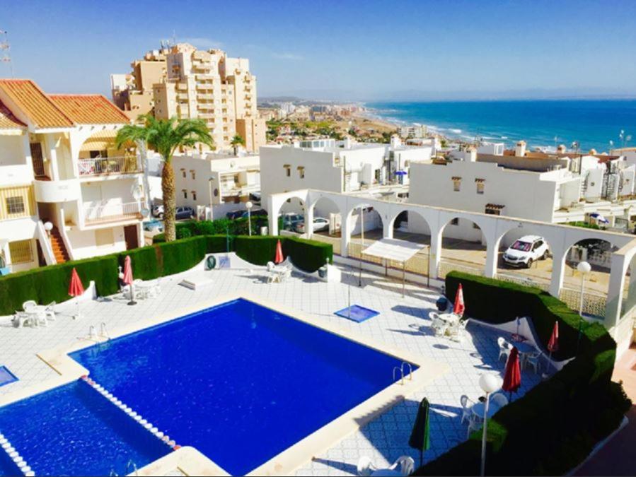 Apartment with pool & balcony less than 10min walk to La Mata Beach!, Torrevieja