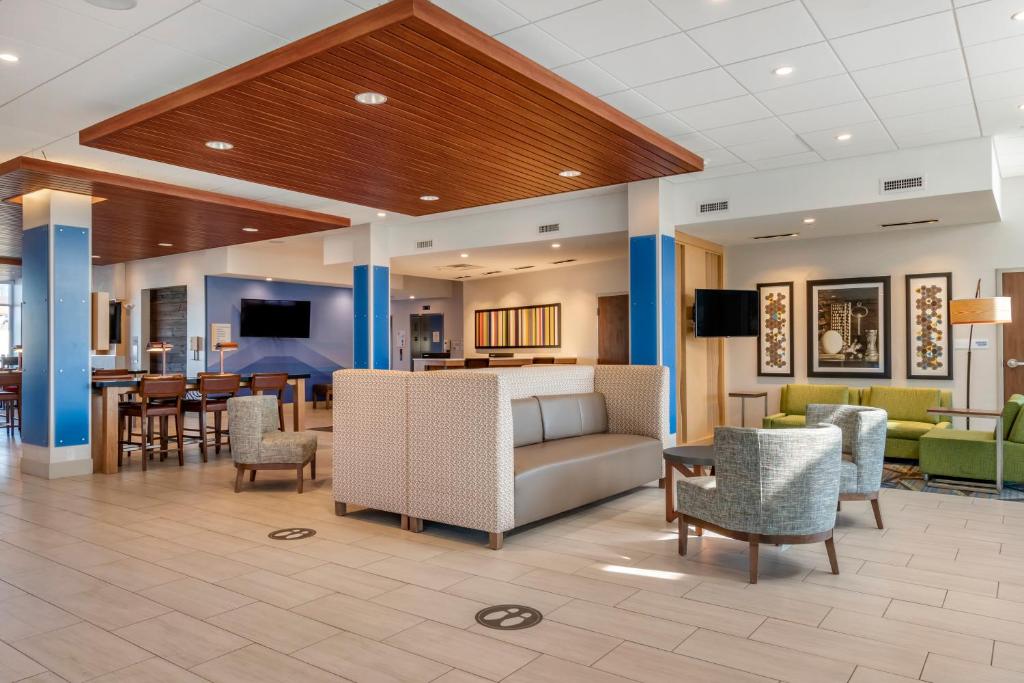 Holiday Inn Express and Suites Carlisle Southwest I-81 photo
