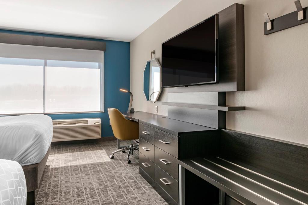 Holiday Inn Express and Suites Carlisle Southwest I-81 photo