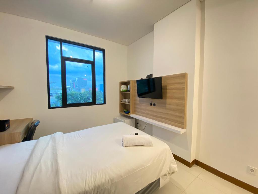 Simply Studio Room Semi Apartment at The Lodge Paskal near BINUS University By Travelio