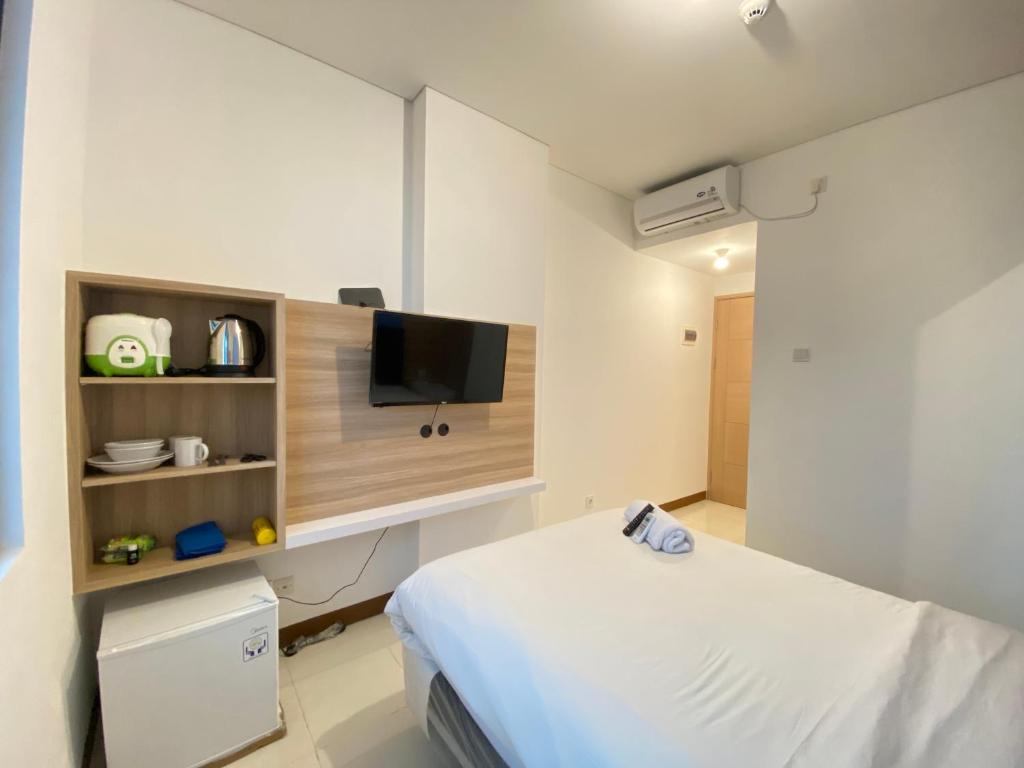Simply Studio Room Semi Apartment at The Lodge Paskal near BINUS University By Travelio