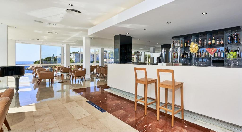 Globales Cala Viñas Adults Only 16+ — Restaurant & bars in Cala Vinas, Balearic Islands